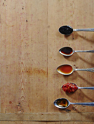 포토 JPG 식재료 실내 사람없음 하이앵글 숟가락 양념 고추장 기름 간장 참기름 굴소스 나무배경 국내포토 음식 뷰포인트 백그라운드 수저 내부 소스_음식 기름_음식 파일형식