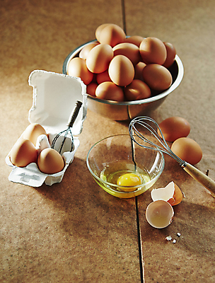 포토 JPG 식재료 실내 사람없음 계란 계란껍데기 거품기 계란판 날계란 갈색배경 국내포토 백그라운드 주방용품 내부 갈색 알 파일형식