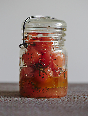 포토 JPG 방울토마토 유리병 실내 사람없음 절임 마리네이드 국내포토 음식 토마토 병_용기 내부 파일형식