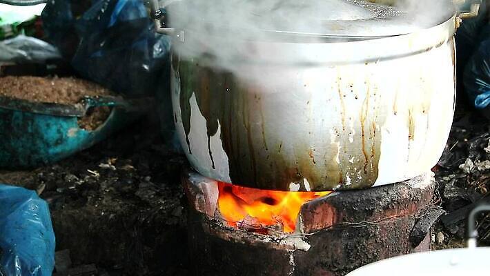나무 전통 접시 지구 음식 벽 백그라운드 자연 불 불꽃 바닥 주택 건조 요리 동양인 사람없음 야외 목재 초록색 물 빛 소풍 금속 주방 검은색 식사 저녁식사 수확 바위 흰색 시골 뜨거움 연기 냄비 장작 난로 만들기 숯 끓이기 땅바닥 방법 석탄 옛날 화상 생존 MP4 해외동영상 클립영상 자연요소 식물 식기 컬러 농업 재료 모션 재질 인종 건물 야외활동 돌_바위 상처 솥 난방기 생태계 동영상 파일형식