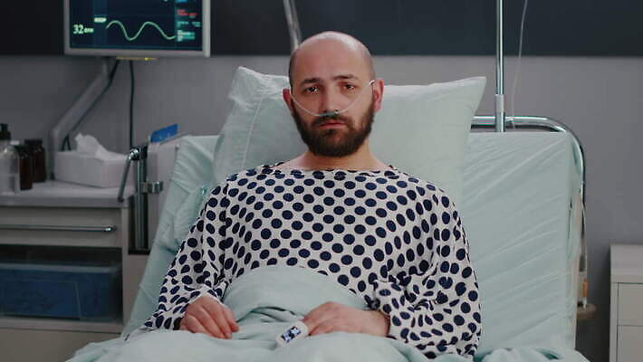 응시 컨셉 휴식 노동자 스트레스 주택 건강 병원 앉기 치료 약 카메라 건강관리 방 고통 환자 의사 슬픔 침대 호흡기관 고독 호흡 결과 질병 간호 튜브 병실 산소 거짓말 돌봄 치유 혼자 4K MOV 해외동영상 클립영상 직업 시선 감정 가구 의학 모션 관리 건물 전자제품 의료진 장기_의학 원소 동영상 파일형식