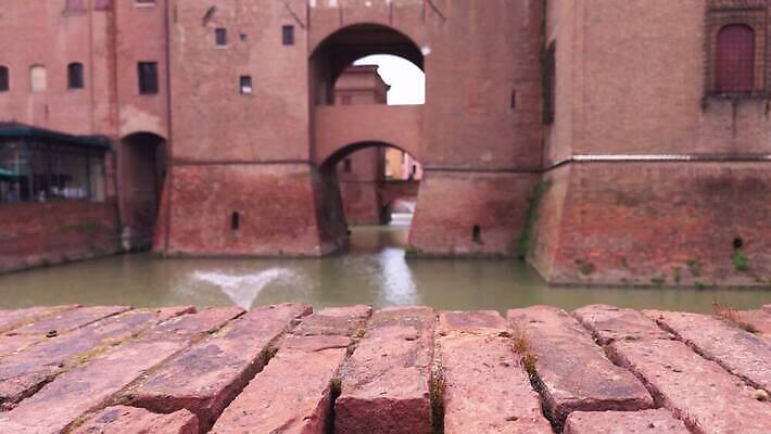 외관 유럽 여행 건축양식 하늘 벽돌 풍경 사람없음 야외 건물 물 파란색 도시풍경 여행객 탑 이탈리아 궁전 도시 성 센터 중세 역사 재산 저녁 타운 천연기념물 랜드마크 세기 옛날 4K MP4 해외동영상 클립영상 자연요소 건축물 건축 나라 컬러 고건축 모션 사람 금융 야간 동영상 파일형식