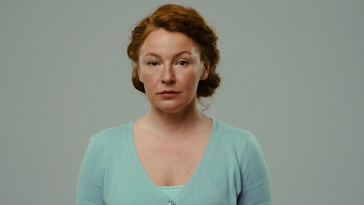 직업 캐릭터 1 응시 여자 감정 얼굴 생각 성공 한명 사람 성인 분노 짜증 표현 찡그림 변화 개성 나쁜 고립 시리즈 표현성 4K MP4 해외동영상 클립영상 시선 컨셉 표정 신체부위 동영상 파일형식