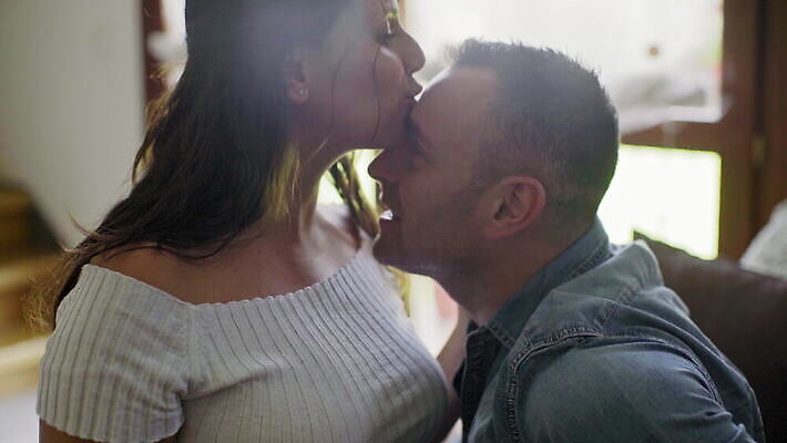 백인 커플 행복 함께함 실내 대화 사랑 미소 사람 두명 캐주얼 이탈리아 임신 예측 무릎 돌봄 밀라노 복부 성인여자만 4K MOV 해외동영상 클립영상 서양인 옷 감정 유럽 컨셉 관계 모션 표정 말하기 내부 신체부위 동영상 여자만 성인만 파일형식