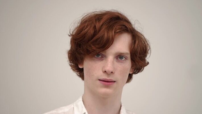 백인 모델 1 라이프스타일 헤어스타일 남자 행복 감정 얼굴 포즈 생각 실내 한명 미소 사람 성인 청춘 유행 표현 화려 우아함 이발 성실 생강 고립 혼자 스타일 MP4 해외동영상 슬로모션 클립영상 서양인 컨셉 채소 촬영기법 표정 내부 생활 신체부위 동영상 파일형식