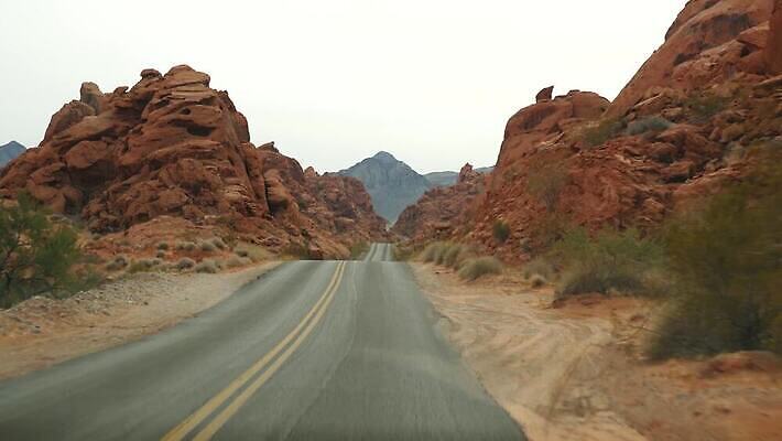 모양 도로 여행 자동차 자연 유리 산 항해 사람없음 빨간색 갈색 미국 운전 자유 고속도로 황무지 인도인 탈출 지역 진홍색 애리조나 강렬 루트 석회암 아즈텍 오리지널 자동 직진 불모지 1인칭시점 4K MP4 해외동영상 클립영상 외국인 시선 길 육상교통 컬러 컨셉 북아메리카 배_교통 교통시설 모션 재질 동양인 암석 생태계 동영상 파일형식