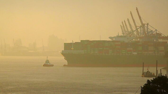 산업 교통시설 독일 사람없음 야외 물 강 항구 새벽 보트 당기기 눈금 지역 작업도구 함부르크 4K 락다운 MOV 해외동영상 클립영상 자연요소 유럽 교통 배_교통 모션 도구 시설 동영상 파일형식