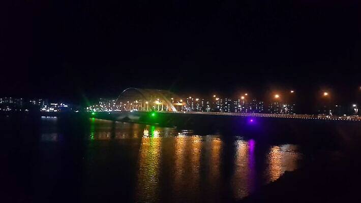 유럽 아시아 바다 여행 건축양식 전등 조명 한국 동양인 풍경 사람없음 건물 물 도시풍경 반사 여행객 탑 항구 고층빌딩 새벽 도시 만 보트 도심 야간 저녁 장면 스카이라인 석호 빛망울 랜드마크 4K MOV 해외동영상 클립영상 자연요소 건축물 건축 나라 배_교통 교통시설 사람 인종 빌딩 빛 동영상 파일형식