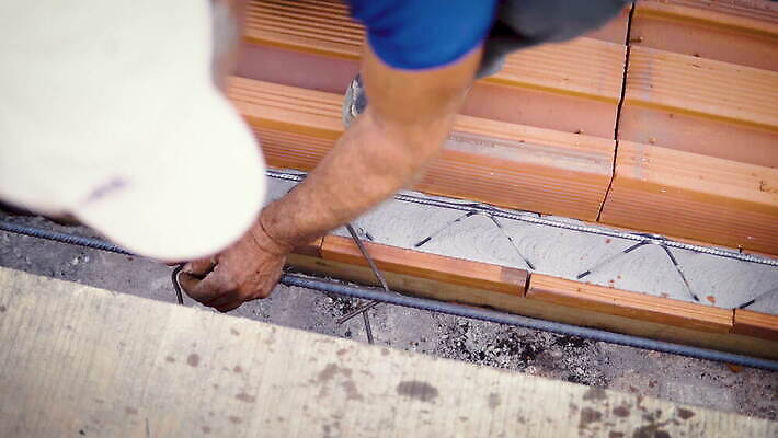 직업 손 남자 산업 장갑 백그라운드 노동자 바닥 안전 사람 사람없음 건물 금속 장비 공구 업무 바 땅 자르기 천 철 시멘트 철사 고정 펜치 공학 건축업자 계약자 조작 철강 커터 콘크리트 4K MOV 해외동영상 클립영상 건축물 잡화 교육 건축 모션 재질 신체부위 도구 직물 작업 계약 동영상 파일형식