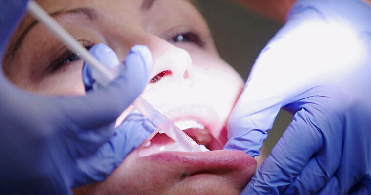 백인 여자 중년 장갑 영국 잉글랜드 실내 주사기 사람 성인 두명 30대 건강관리 환자 의사 서식스 4K MOV 해외동영상 클립영상 서양인 잡화 유럽 의학 의료기기 건강 관리 내부 장년 의료진 동영상 파일형식