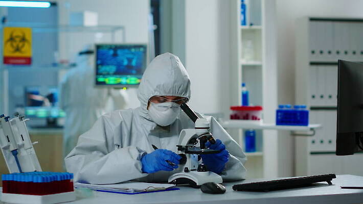 과학 건강 병원 현미경 실험 작업복 가면 치료 컴퓨터 약 견본 건강관리 의사 타이핑 작업 실험실 바이러스 보호 생명공학 보호장비 과학자 분석 직원 생물학 하이테크 발견 혁명 개발 백신 유전 전염병 화학물질 화학자 항생제 코로나바이러스 4K MOV 해외동영상 클립영상 직업 옷 교육 컨셉 의학 기술 실험기구 관리 전자제품 장비 의료진 화학 질병 동영상 학자 파일형식