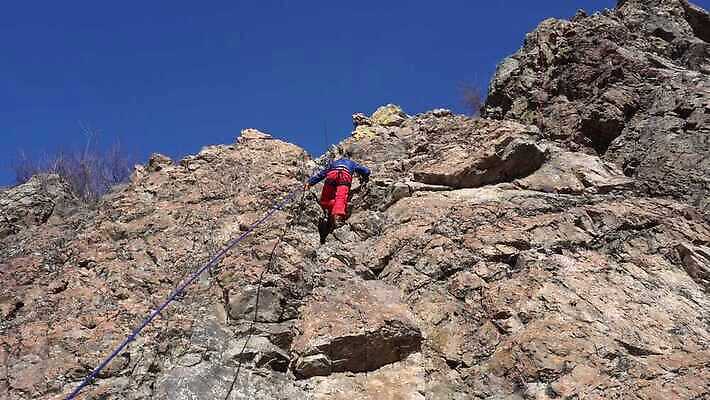 라이프스타일 손 옷 밧줄 스포츠 장갑 산 안전 사람 경사 성인 사람없음 야외 금속 등산 하이킹 장비 그룹 보호 8 위험 보안 오르기 매듭 암초 기어 보험 산악가 4K MP4 해외동영상 클립영상 잡화 줄 컨셉 모션 재질 레저 생활 신체부위 숫자 트래킹 동영상 파일형식