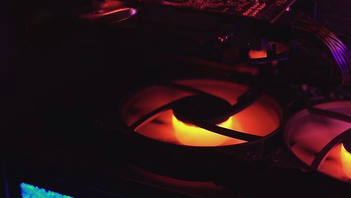 컬러 추상 미래 조명 실내 사람없음 빛 컴퓨터 컬러풀 검은색 자료 힘 전선 정보 작업 원형 부채 시원함 오브젝트 순환 회전 네온 스위치 광 냉각기 다이오드 하드웨어 공급 주도 4K MOV 해외동영상 클립영상 도형 컨셉 무늬 모션 내부 전자제품 예절 동영상 파일형식