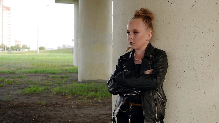 모델 응시 옷 여자 행복 산업 문화 얼굴 포즈 백그라운드 자동차 거리 한명 서기 사람 풍경 청춘 뷰티 섹시 유행 쌓기 카메라 검은색 재킷 도시 가죽 아래 그런지 펑크 스타일 4K MOV 해외동영상 클립영상 1 시선 감정 육상교통 컬러 컨셉 모션 신체부위 전자제품 외투 방향 위치 동영상 파일형식