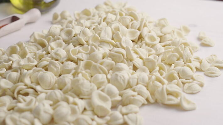 손 문화 음식 컬러 다이어트 탁자 건조 파스타 건강 마늘 요리 사람없음 노란색 주방 저녁식사 이탈리아 흰색 깃발 신선 그룹 브로콜리 지중해 먹기 날것 밀가루 성분 내추럴 점심식사 고립 바이오 진짜 탄수화물 페투치네 핸드메이드 카피스페이스 푸질리 4K MOV 해외동영상 클립영상 유럽 바다 가구 채소 식재료 모션 서양음식 신체부위 식사 공백 가루 동영상 파스타면 파일형식