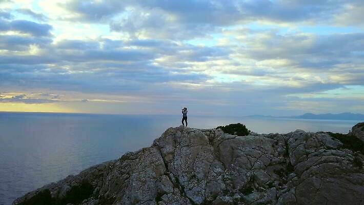 여자 실루엣 자연 하늘 날씨 한명 서기 사람 야외 빛 햇빛 일몰 놀람 쌍안경 잡기 스페인 침식 웅장함 조감도 성인여자만 성인여자한명만 남유럽 4K MOV 해외동영상 클립영상 1 감정 유럽 모션 촬영기법 표정 태양 노을 망원경 생태계 동영상 여자만 여자한명만 성인만 파일형식