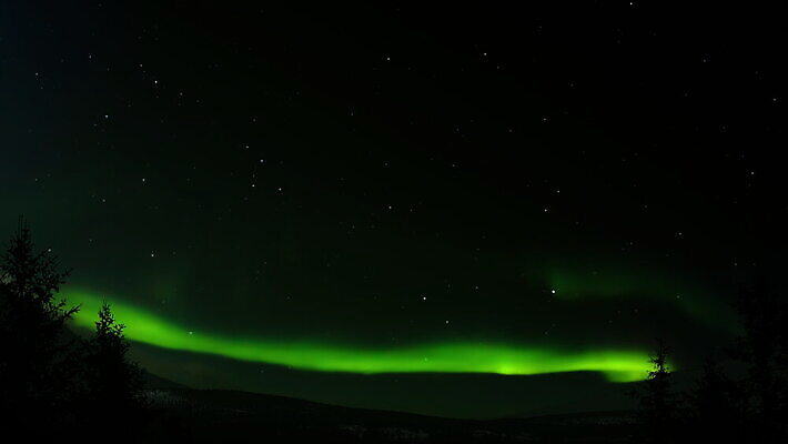나무 별 백그라운드 크리스마스 캐나다 겨울 자연 바람 휴가 스웨덴 노르웨이 핀란드 사람없음 초록색 파란색 컬러풀 태양 우주 추위 안개 시간 분위기 숲 언덕 러시아 북극해 4K 타임랩스 설정숏 MOV 해외동영상 클립영상 자연요소 식물 계절 기념일 유럽 바다 컬러 컨셉 북아메리카 날씨 촬영기법 북유럽 생태계 동영상 파일형식