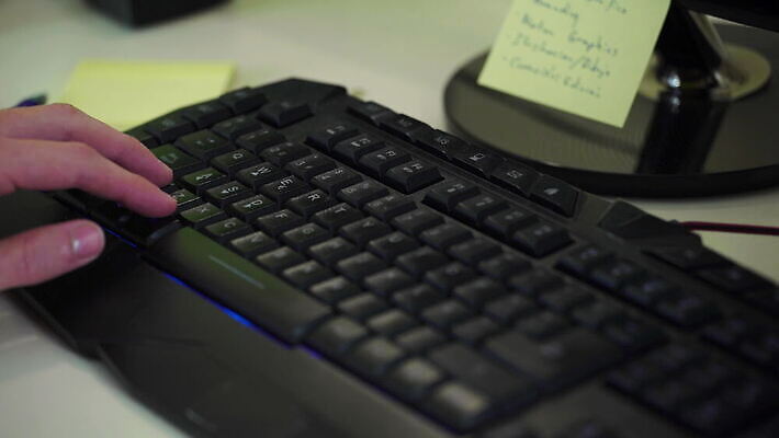 백인 손 실내 한명 사람없음 타이핑 키보드 작업 스페인 마드리드 4K 락다운 MOV 해외동영상 클립영상 서양인 1 유럽 사람 내부 신체부위 동영상 파일형식