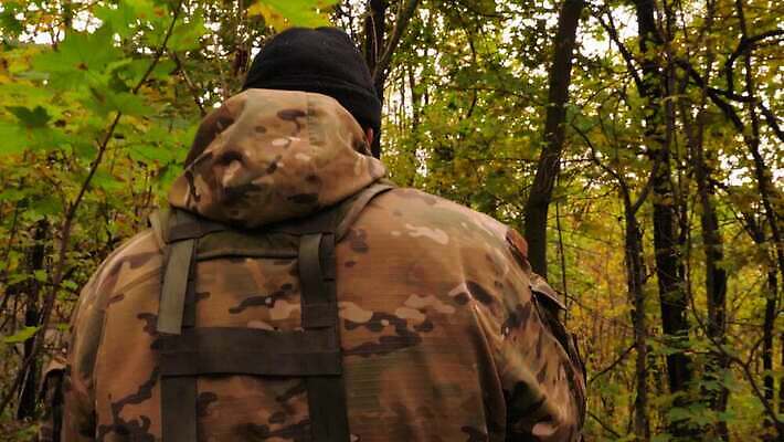 유럽 포즈 유니폼 모션 경고 마스크 안전 세명 군인 총 그룹 수술 숲 공격 사이버 준비 군용 싸움 전쟁 육군 변장 명령 적 제어 4K MOV 해외동영상 클립영상 직업 옷 나라 무기 의학 군대 사람 치료 동영상 국군 파일형식