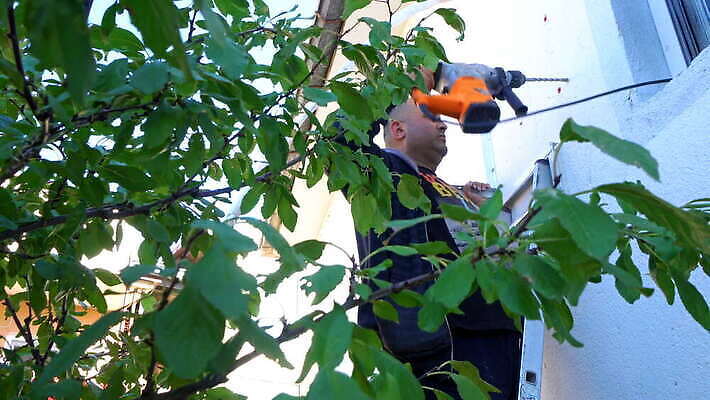 백인 직업 남자 산업 노동자 사람 성인 사람없음 건물 장비 추위 업무 기술자 엔지니어 수리 확인 서비스 유지 냉각기 린스 설치 송곳 제어 조작 4K MOV 해외동영상 클립영상 서양인 건축물 작업 동영상 파일형식