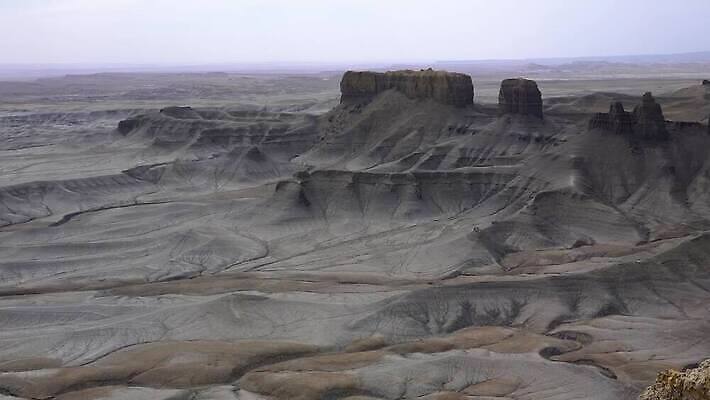여행 공장 자연 하늘 산 건조 풍경 사람없음 야외 파란색 뷰티 골짜기 계곡 미국 회색 사막 달 암석 바위 황무지 스카이라인 랜드마크 지질학 불모지 4K MP4 해외동영상 클립영상 자연요소 교육 컬러 북아메리카 공업 돌_바위 생태계 동영상 파일형식
