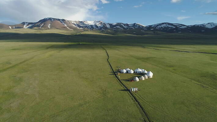 전통 라이프스타일 아시아 문화 여행 백그라운드 자연 하늘 산 주택 안테나 동양인 사람없음 야외 빨간색 파란색 계곡 맑음 흰색 몽골 궤도 내추럴 드론 사방 스텝 키르기스스탄 4K MOV 해외동영상 클립영상 나라 컬러 통신 날씨 인종 건물 생활 생태계 동영상 중앙아시아 파일형식