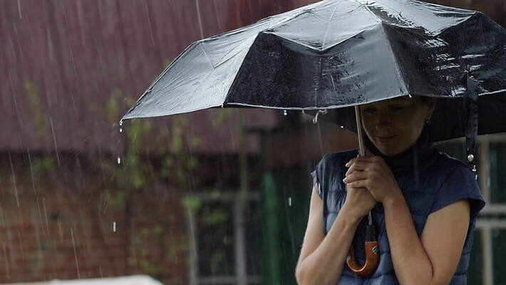 백인 1 여자 실루엣 무지개 우산 자연 날씨 미술 한명 서기 미소 사람 성인 야외 여름 봄 기쁨 젖음 슬픔 흰색 잡기 도시 고독 떨어짐 아래 그림 장면 4K MOV 해외동영상 클립영상 자연요소 서양인 계절 감정 컬러 컨셉 모션 문화예술 촬영기법 표정 방향 생태계 위치 동영상 파일형식