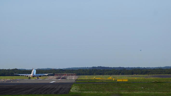 산업 여행 날개 회사 비즈니스 교통시설 모션 비행기 사람없음 맑음 안개 공항 항공 상업 활주로 제트기 승객 우주산업 느림 대패 착륙 접근 항공사 4K 지상주행 유도로 MOV 해외동영상 클립영상 길 교통 항공교통 날씨 대중교통 우주 시설 동영상 파일형식