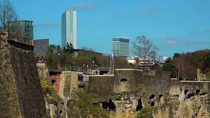 여행 건축양식 자연 하늘 사람없음 야외 건물 관광지 사무실 고층빌딩 고요 비교 역사 룩셈부르크 4K 락다운 MOV 해외동영상 클립영상 건축물 건축 컨셉 비즈니스 빌딩 생태계 동영상 서유럽 파일형식