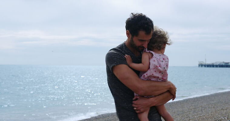 남자 딸 바다 가족 포옹 휴가 영국 함께함 야외 두명 부모 햇빛 아빠 적재 서식스 4K MOV 해외동영상 클립영상 유럽 컨셉 관계 안기 사람 태양 동영상 파일형식