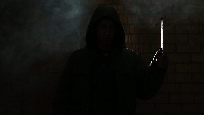 남자 실루엣 벽 이동 2 벽돌 거리 사람없음 숫자 검은색 어둠 방 덮개 잡기 도시 폭력 범죄 칼 유령 야간 저녁 공격 도둑 절도 날카로움 법 살인 숨김 단검 나쁜 살인범 MOV 해외동영상 클립영상 자연요소 문자 무기 컬러 컨셉 모션 촬영기법 사람 뚜껑 검 범죄인 사회이슈 동영상 파일형식