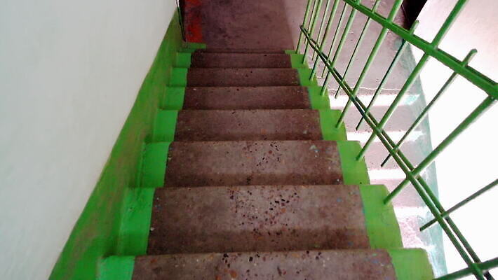 컬러 백그라운드 건축양식 창문 공장 주택 실내 사람없음 내부 건물 장식 빨간색 초록색 빛 계단 마을 어둠 손상 수확 도시 수리 가난 은퇴 버리기 타일 폐허 냄새 점토 단계 깨짐 소비에트 옛날 스타일 비어있는 MOV 해외동영상 클립영상 건축물 건축 컨셉 농업 공업 모션 동영상 파일형식