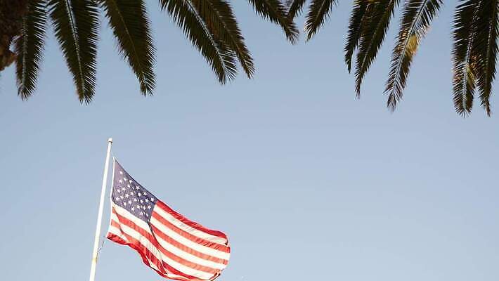 물결 상징 여행 백그라운드 하늘 바람 휴가 사람없음 여름 야자수 햇빛 뷰티 맑음 미국 꿈 자유 분위기 성조기 심볼 심플 캘리포니아 태평양 애국심 할리우드 로스앤젤레스 독립 전국 카피스페이스 플로리다 4K 산타모니카 MP4 해외동영상 클립영상 자연요소 나무 계절 바다 컨셉 북아메리카 날씨 태양 공백 국기 동영상 파일형식