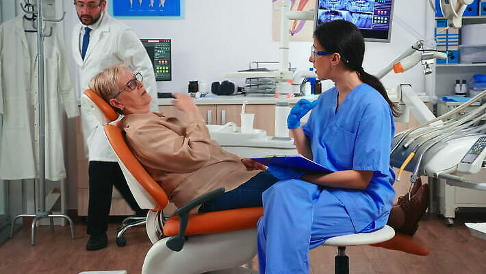 직업 유니폼 건강 치과 병원 말하기 설명 치료 약 장비 환자 의사 도구 자신감 발표 치아 치과의사 예방 방문 틀니 설문지 옛날 치아교정 치통 뉴노멀 4K 구강학 MOV 해외동영상 클립영상 옷 감정 의학 모션 경제 의료진 소화기관 질병 교정 동영상 파일형식