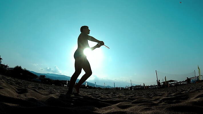 백인 라이프스타일 남자 행복 실루엣 모래 스포츠 바다 백그라운드 공 모션 자연 놀이 하늘 휴가 건강 사랑 사람 풍경 성인 사람없음 야외 물 여름 파란색 햇빛 태양 반사 일출 테니스 게임 라켓 스쿼시라켓 스쿼시 플레이어 MOV 해외동영상 슬로모션 클립영상 자연요소 서양인 계절 감정 스포츠용품 컬러 촬영기법 생활 구기 노을 생태계 동영상 파일형식