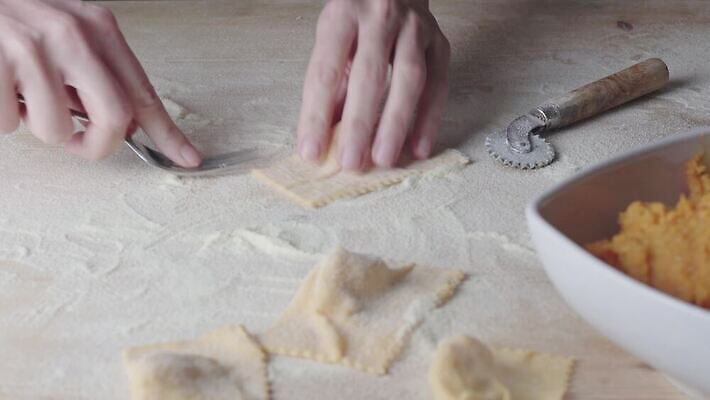 전통 손 여자 호박 주택 파스타 건강 육류 요리 사람없음 카메라 주방 계란 요리사 이탈리아 벨트 흰색 잡기 클래식 강의 밀 가득함 준비 회전 날것 반죽 만들기 밀가루 롤러 레시피 밀가루반죽 주인 단계 라비올리 마카로니 방법 생식 진짜 탄수화물 핸드메이드 스타일 비건 4K MOV 해외동영상 클립영상 직업 잡화 유럽 컬러 컨셉 채소 식재료 모션 곡류 서양음식 사람 건물 신체부위 전자제품 알 가루 동영상 채식주의자 파스타면 파일형식