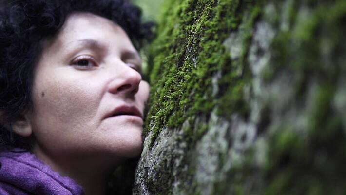 모델 라이프스타일 손 응시 여자 감정 얼굴 생각 스트레스 이끼 사람없음 야외 고통 터치 에너지 슬픔 좌절 고독 숲 문제 긴장 히스패닉 불만 나쁜 거짓말 곤란 배려 불평 요금 우울증 트러블 혼란 혼자 4K MP4 해외동영상 클립영상 시선 컨셉 사람 생활 신체부위 질병 동영상 파일형식