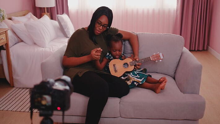 라이프스타일 커플 교육 딸 행복 어린이 음악 흑인 거실 장난 노래 통신 가족 놀이 엄마 주택 함께함 기술 실내 미소 성인 취미 두명 학습 부모 소파 장난감 카메라 기구 아기 닫기 결합 연습 온라인 혼혈 코로나바이러스 뉴노멀 4K MOV 해외동영상 클립영상 서양인 감정 컨셉 의자 관계 모션 문화예술 표정 사람 내부 건물 생활 경제 전자제품 바이러스 다문화 동영상 파일형식