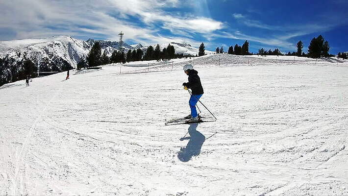 라이프스타일 계절 스포츠 조각 여행 포즈 컨셉 겨울 모션 자연 하늘 휴가 스키 산 사람 경사 성인 사람없음 야외 빨간색 파란색 맑음 얼음 놀람 재킷 장비 추위 자유 흰색 정상 시원함 가루 속도 회전 스키선수 느림 추적 무임승차 MOV 해외동영상 클립영상 자연요소 감정 컬러 날씨 겨울스포츠 운동선수 표정 생활 외투 승차 생태계 동영상 파일형식