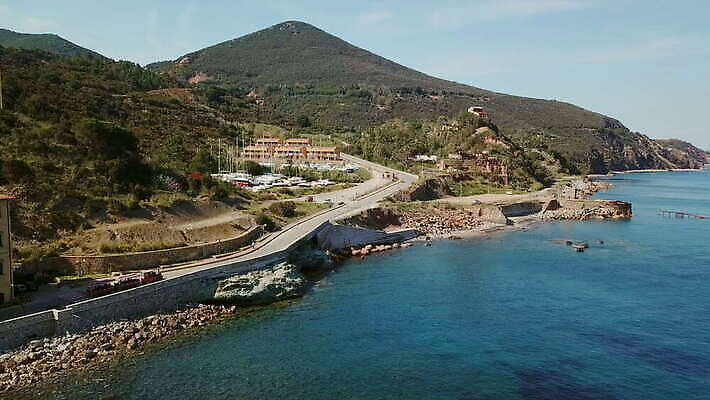 바다 섬 여행 교통시설 사람없음 야외 관광지 이탈리아 지중해 언덕 짐차 항공촬영 조감도 토스카나 4K MOV 해외동영상 클립영상 유럽 뷰포인트 교통 자동차 시설 동영상 파일형식