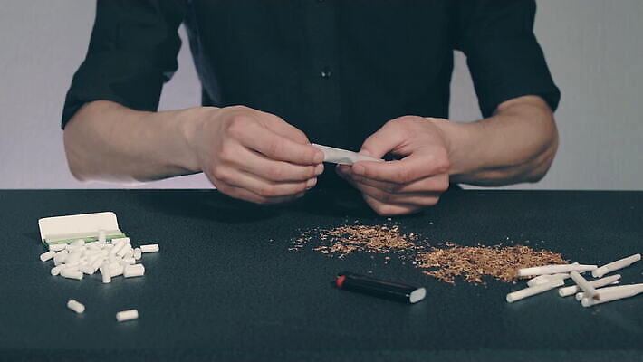 백인 손 남자 종이 장신구 담배 실내 한명 사람 검은색 핥기 준비 만들기 롤 딜러 중독 DIY 니코틴 방법 필터 핸드메이드 흡연자 MOV 해외동영상 클립영상 서양인 1 컬러 모션 흡연 취미 내부 신체부위 동영상 파일형식