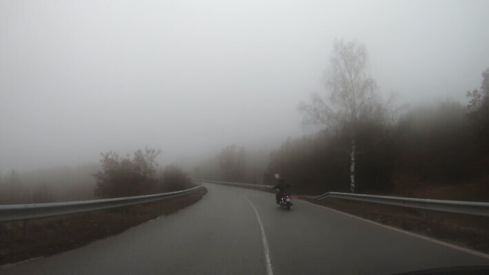 라이프스타일 안경 도로 스포츠 여행 포즈 겨울 모션 산 사람없음 초록색 자전거 검은색 운전 젖음 오토바이 안개 시골 고속도로 그룹 운전사 승차 위험 속도 통과 모터 라이더 레이서 바이크레이서 바이킹 4K MOV 해외동영상 클립영상 레이스천 직업 잡화 계절 길 컬러 컨셉 교통시설 날씨 생활 바이크 직물 동영상 파일형식