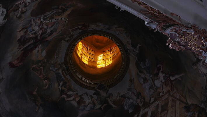 기독교 종교 로우앵글 컬러 건축양식 사람없음 내부 건물 장식 햇빛 뷰티 교회 천주교 황금 클래식 스위스 천장 그림 수도원 수녀원 숭배 4K MOV 해외동영상 클립영상 건축물 건축 유럽 뷰포인트 컨셉 종교건축 태양 동영상 파일형식