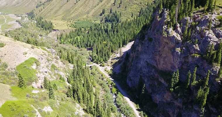 나무 구름 유럽 호수 여행 자국 자연 하늘 산 안테나 사람 풍경 사람없음 야외 초록색 물 여름 강 골짜기 계곡 하이킹 바위 숲 땅 언덕 즐거움 암초 내추럴 드론 카자흐스탄 4K 알마티 MP4 해외동영상 클립영상 자연요소 식물 계절 감정 나라 아시아 컬러 통신 레저 돌_바위 생태계 동영상 파일형식