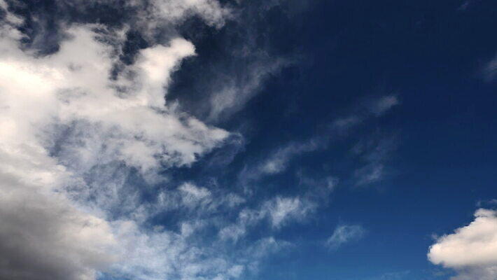 구름 컬러 백그라운드 자연 하늘 날씨 풍경 사람없음 야외 가로 여름 파란색 빛 햇빛 태양 우주 환경 흰색 전원 분위기 장면 천국 솜털 스카이라인 내추럴 오존 적란운 천창 유일 4K 타임랩스 MOV 해외동영상 클립영상 자연요소 계절 컨셉 촬영기법 전기에너지 생태계 동영상 파일형식 구름_자연