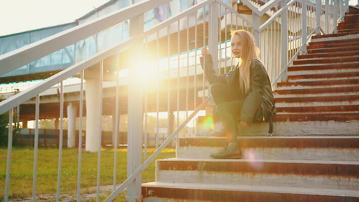 1 라이프스타일 응시 여자 산업 얼굴 포즈 백그라운드 휴식 거리 한명 사람 앉기 10대 청춘 햇빛 뷰티 유행 계단 검은색 재킷 도시 저녁 가죽 건너기 그런지 땅바닥 바이크레이서 배려 펑크 혼자 MOV 해외동영상 클립영상 시선 컬러 컨셉 모션 청소년 바닥 생활 신체부위 태양 외투 야간 동영상 파일형식