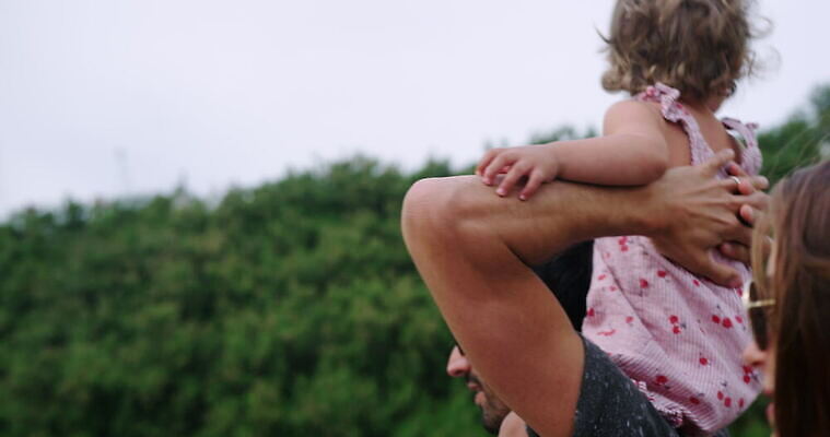 여자 남자 딸 가족 엄마 남편 휴가 영국 야외 세명 선글라스 아내 아빠 서식스 4K 트래킹숏 MOV 해외동영상 클립영상 유럽 안경 관계 촬영기법 사람 동영상 파일형식