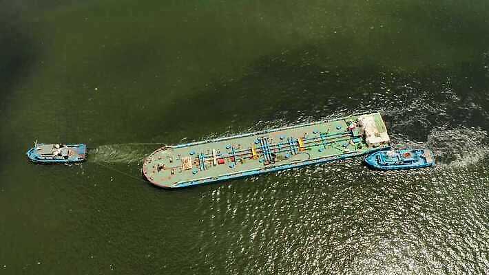산업 교통수단 바다 교통시설 항해 사람없음 물 강 하이앵글 항구 화물 보트 당기기 무역 함선 상업 운하 견인 포트 네비게이션 조감도 4K MOV 해외동영상 클립영상 자연요소 뷰포인트 교통 배_교통 모션 운송업 시설 동영상 파일형식