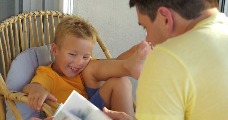 백인 남자 아들 어린이 2 의자 가족 동화 휴식 주택 함께함 이야기 앉기 소년 성인 야외 책 햇빛 맑음 듣기 흰색 아기 가르침 아빠 읽기 안락의자 등나무 4K MOV 해외동영상 클립영상 서양인 나무 교육 컬러 가구 컨셉 관계 모션 날씨 사람 건물 태양 동영상 파일형식