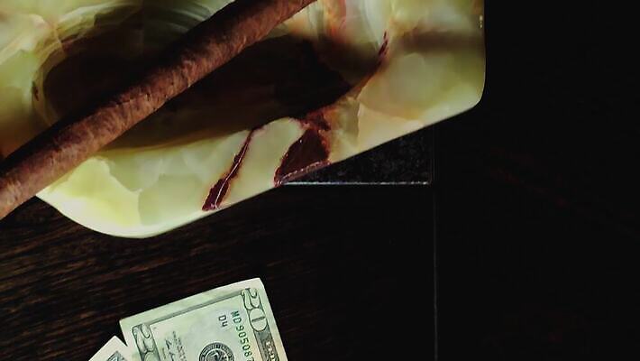 손 응시 행복 백그라운드 지폐 돈 비즈니스 탁자 성공 앉기 사람없음 내부 금융 달러 검은색 이탈리아 거래 잡기 비즈니스맨 범죄 재산 떨어짐 주기 복고 뇌물 단검 깡패 고립 마피아 불법 승자 옛날 많음 4K MP4 해외동영상 클립영상 시선 남자 감정 유럽 무기 컬러 가구 컨셉 모션 신체부위 경제 직장인 검 동영상 파일형식